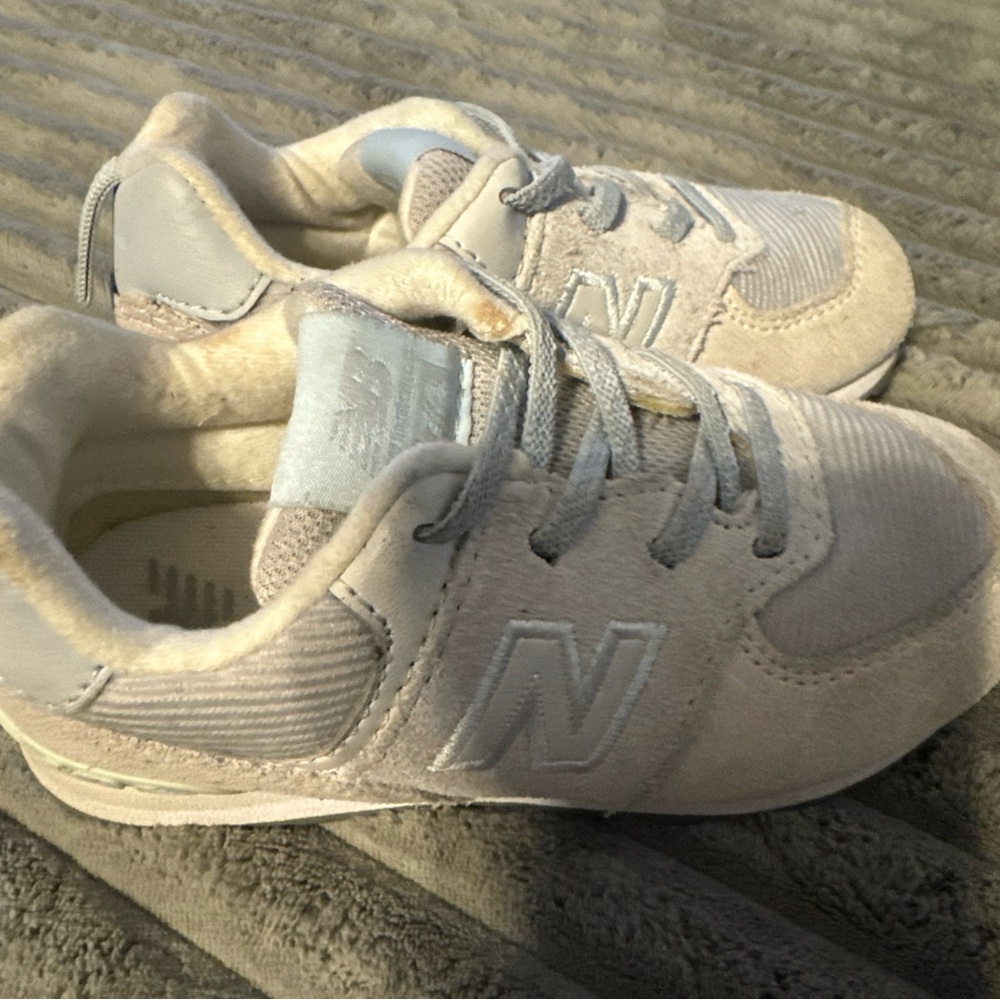 New Balance Cream Sneakers with Lace-Up Design and Breathable Mesh